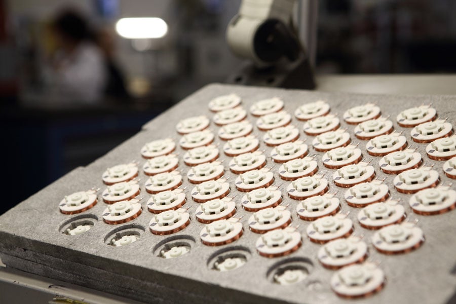 For bobbin coils, the ideal material depends on the respective application. KUK has a great deal of experience and can provide recommendations as early as the development phase. Coil formers matching the ferrite and made of highly qualified plastics in various design variants are also possible. KUK offers custom manufacturing for bobbin coils in all dimensions.
