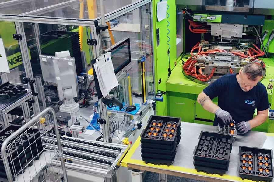 Electromagnetic coils used in the automotive industry — such as in solenoid valves for tank pressure compensation, fluid transport, fuel supply, or hydraulic control — benefit greatly from combining Insulation Displacement Connection (IDC) with overmoulding. This article examines the technical aspects, processes, advantages and disadvantages, and relevance for specific applications.