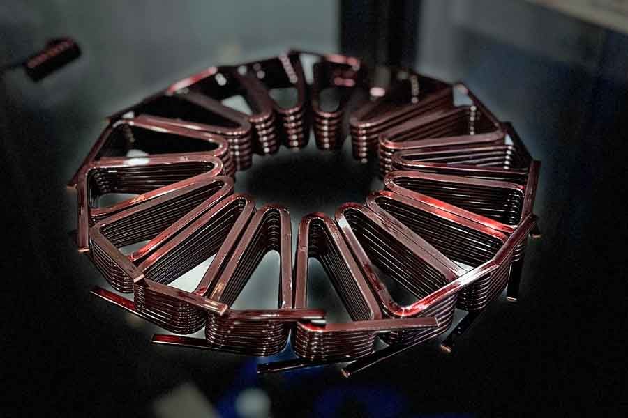 Balancing wire cross-section, fill factor, and losses poses a core challenge in radial flux motor design, where AC/DC effects like eddy currents and skin effect impact efficiency and thermal performance. The optimal choice—whether single-layer edgewise for loss minimization or multi-layer Litz/orthocyclic for space utilization—depends on an overall assessment of frequency, current, and manufacturing factors to achieve reliable torque density.