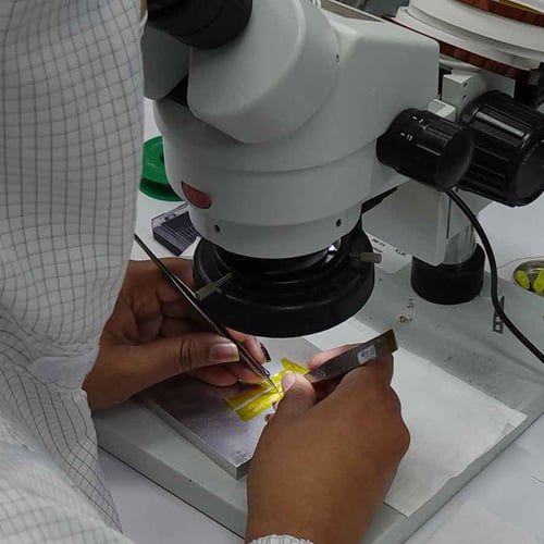 Inom medicinsk teknik verkar mikrospolar i millimeter- och mikrometersskalan. Ritningar är alltid kraftigt förstärade, vilket skapar en subtil men vanlig risk: saker ser enkla ut på skärmen som är extremt svåra att utföra i faktisk skala.