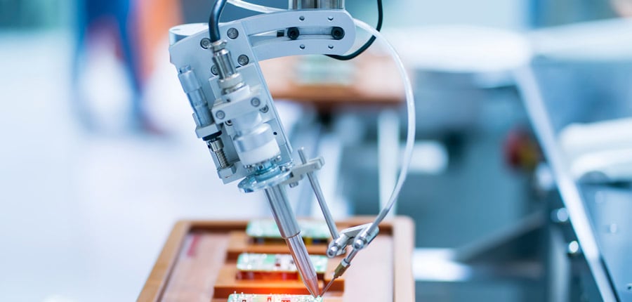 KUK erbjuder kundspecifika lindningar och sammansättningar för en mängd olika kundsegment inom industrisektorn. Sortimentet sträcker sig från spolar inom drivteknik till elektroniska enheter för byggnadsautomation. Från produktidé till storskalig produktion är KUK tillgänglig som partner för industrialisering av produkter, global sourcing och produktion.