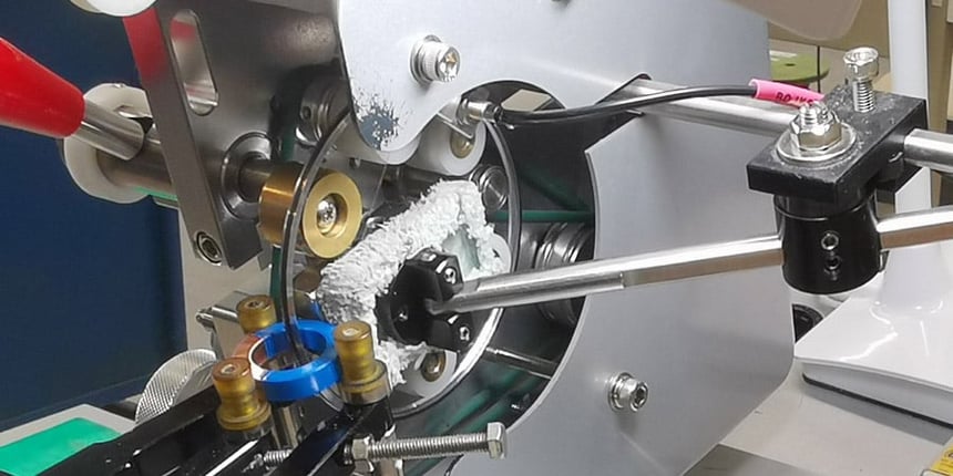 För en toroidal spole beror det ideala materialet på respektive applikation. KUK har stor erfarenhet och kan ge rekommendationer redan i utvecklingsfasen. Toroidkärnor som matchar ferriten och tillverkas av högkvalificerad plast i olika designvarianter är också möjliga. KUK erbjuder kundanpassad tillverkning för toroidspolar i alla dimensioner.