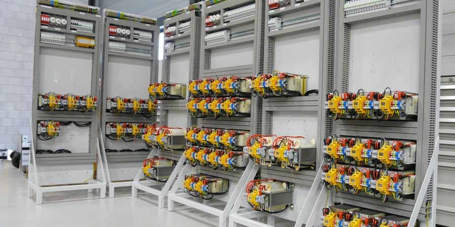 KUK-Wijdeven staat bekend als één van de toonaangevende partners in Nederland voor de levering én installatie van medische trafokasten of -rekken ten behoeve van medische ruimten, zoals o.a. operatiekamers, intensive cares en dialyse afdelingen.